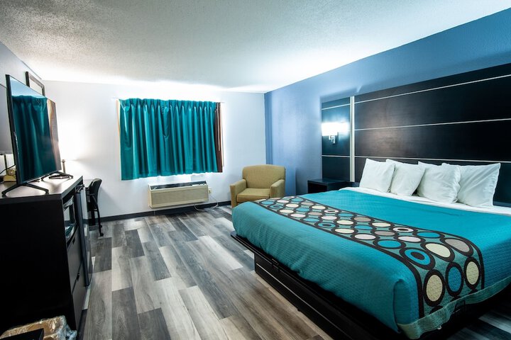 1 King Bed (9 of 17)