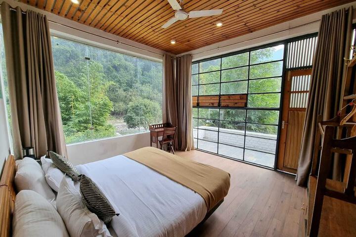 Room 9 of 11