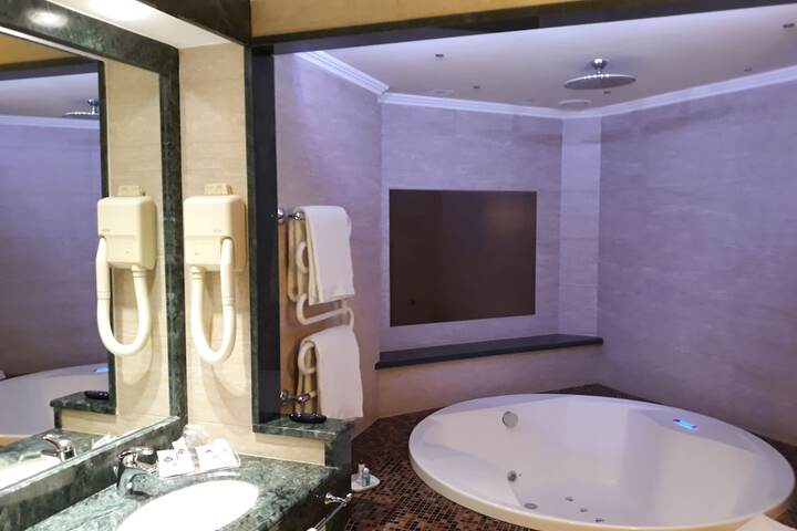 Room 13 of 28