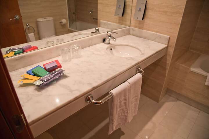 Room 10 of 40