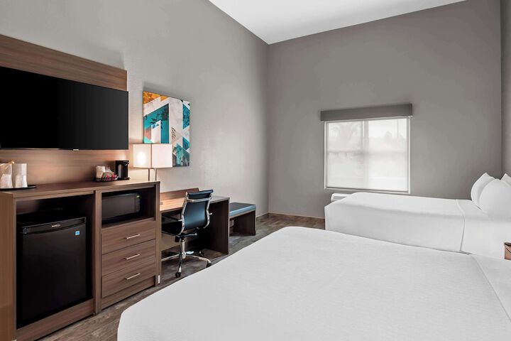2 Queen Accessible Comm Assist Bathtub Microwave, Refrigerator WiFi Continental Breakfast (3 of 14)