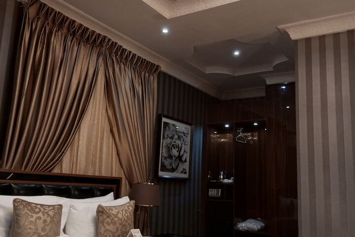 Room 26 of 77