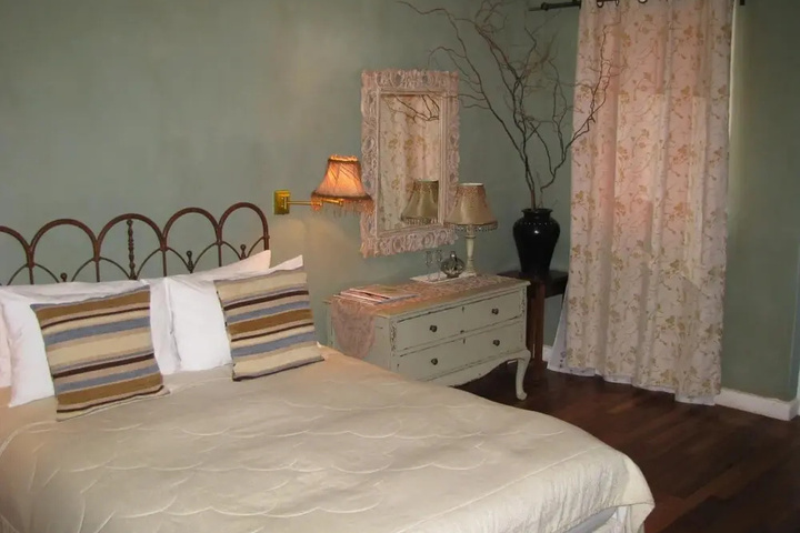 Room 5 of 17