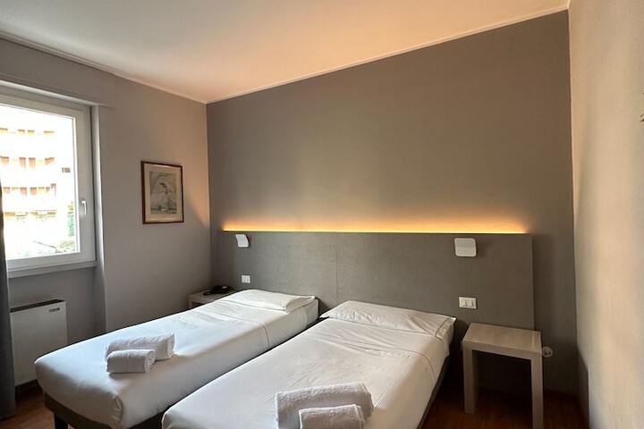 Room 13 of 33