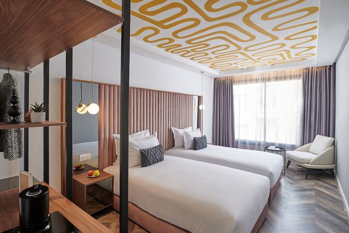 Room 8 of 33