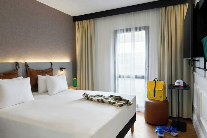 Room 16 of 40