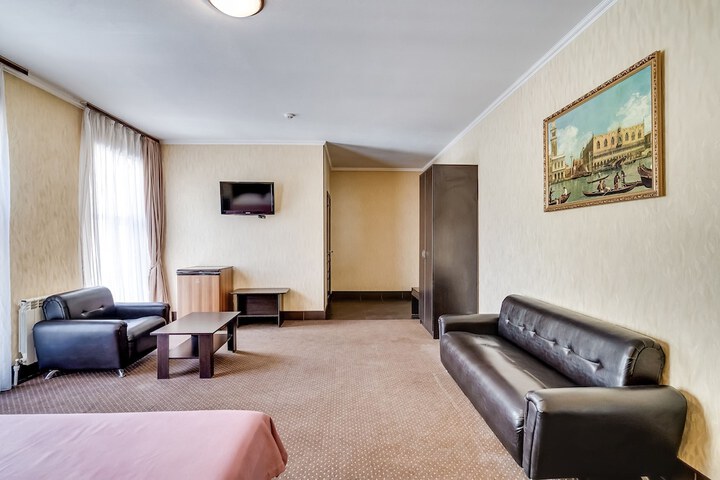 Room 7 of 33