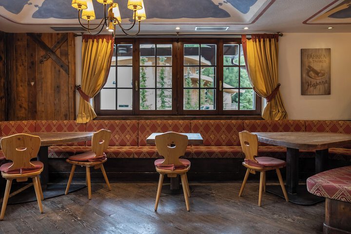 Lounge 62 of 73