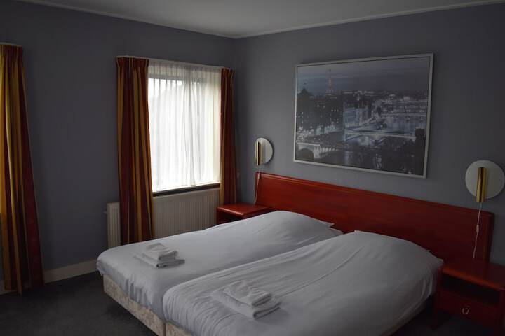 Room 3 of 28