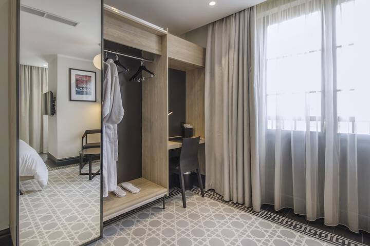 Room 6 of 77