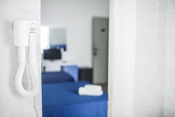 Room 8 of 16