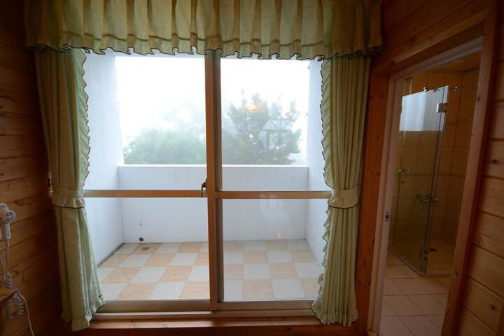 Room 5 of 32