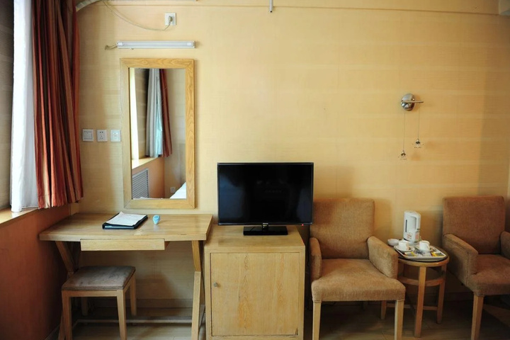 Room 5 of 18