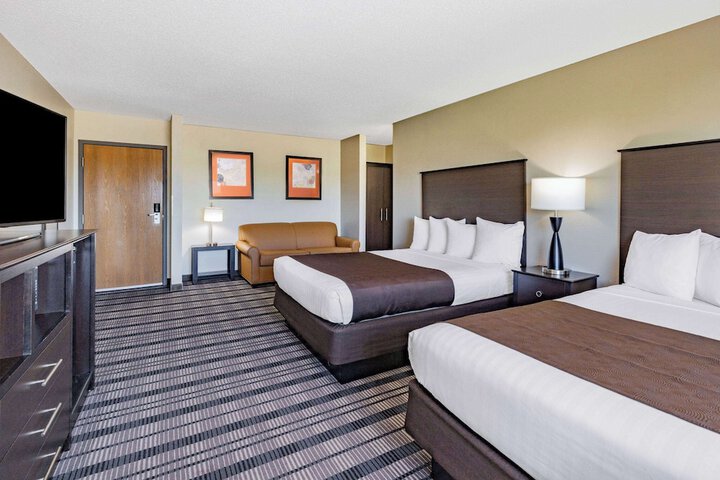 1 Queen Bed Accessible Room First Floor (5 of 9)
