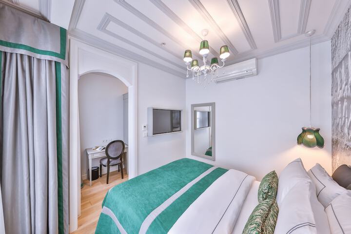 Room 7 of 42