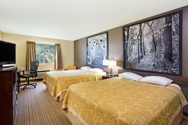 2 Queen Beds (9 of 10)