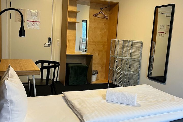 Room 51 of 76