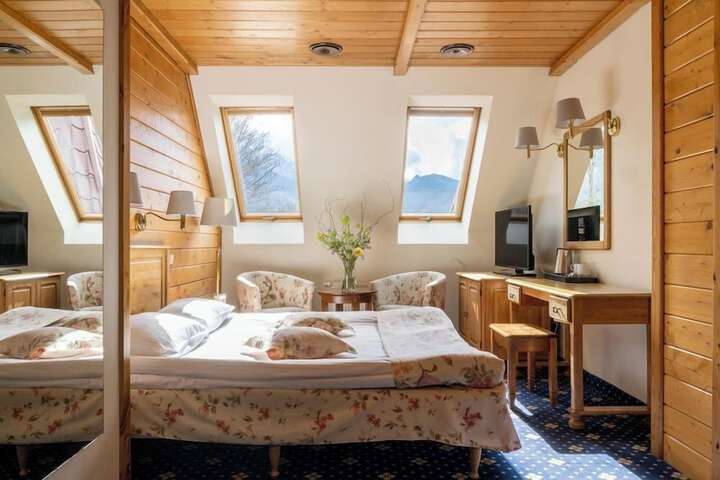 Room 9 of 18