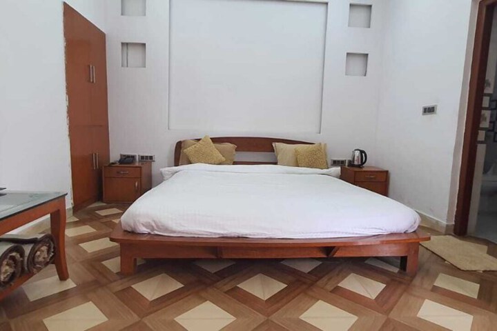 Room 4 of 24