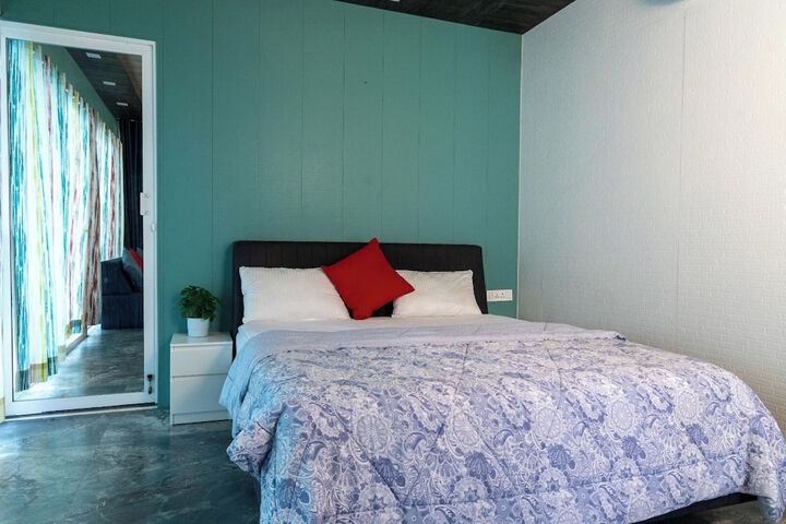 Room 9 of 18