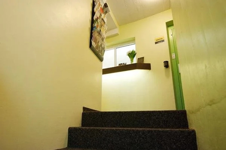 Room 8 of 12