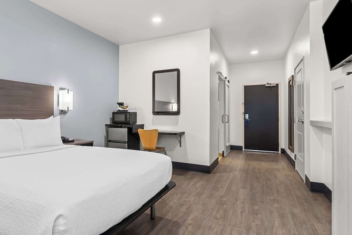 1 Queen Bed (3 of 26)