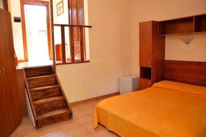 Room 4 of 18