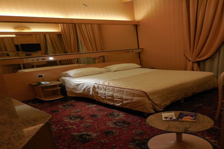 Room 11 of 33