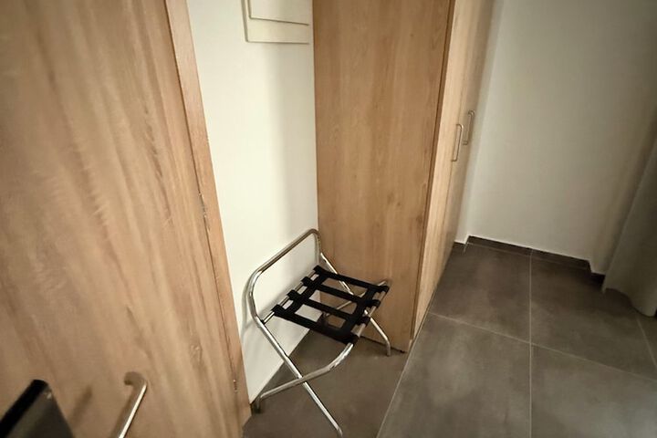 Room 27 of 76