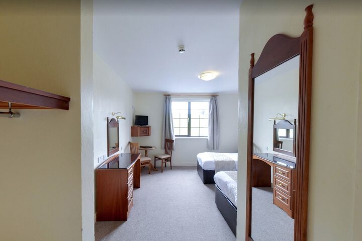Room 4 of 28