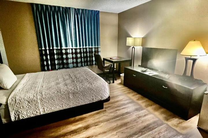 1 Queen Bed (7 of 14)