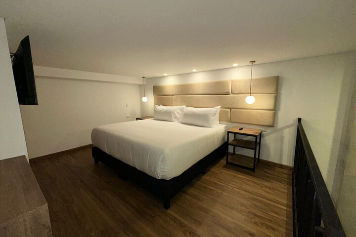 Room 4 of 9