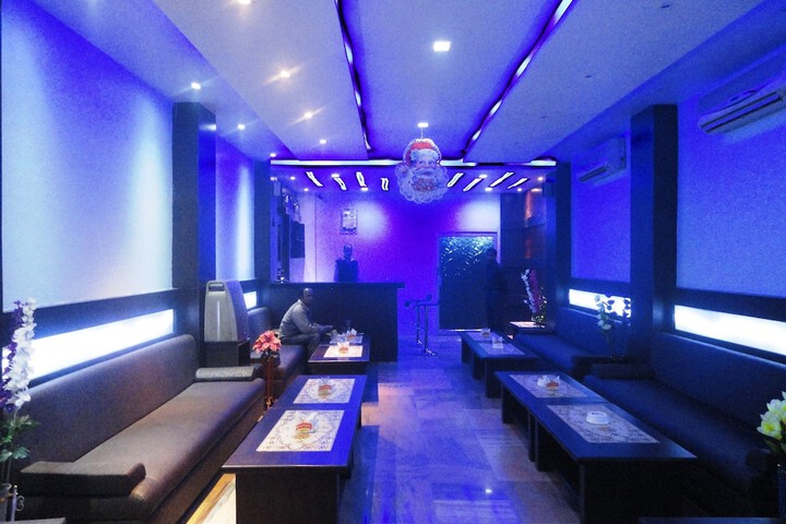 Lounge 9 of 13