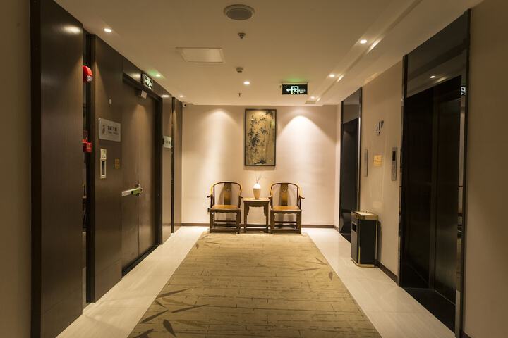 Ballroom/Hall 8 of 8