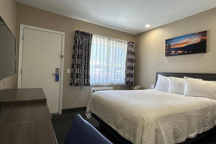 1 Queen Bed (11 of 27)