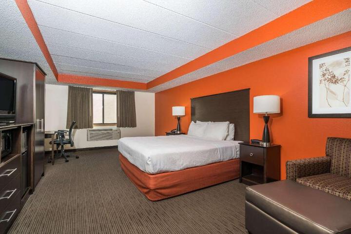 1 King Bed (7 of 16)