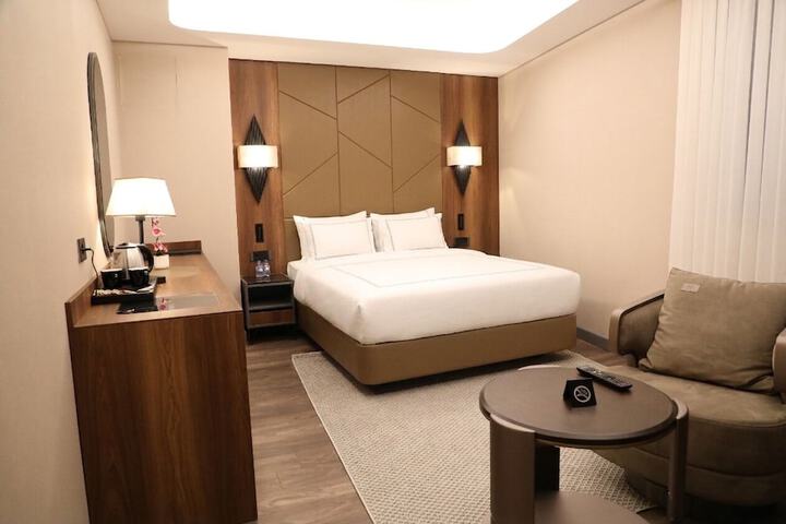Room 3 of 43
