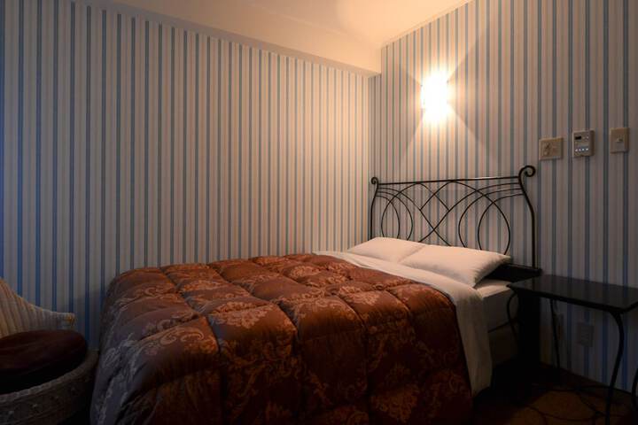 Room 6 of 17