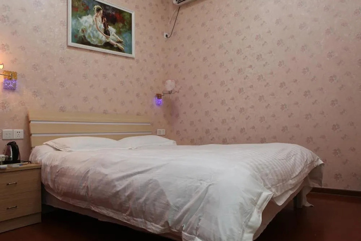 Room 9 of 12