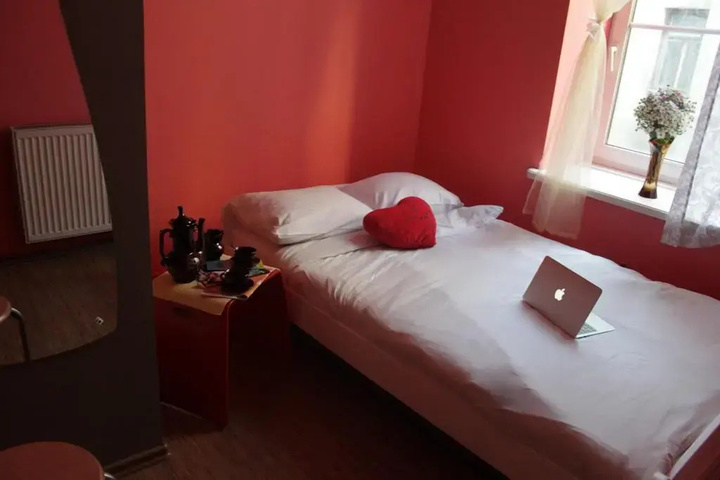 Room 5 of 9