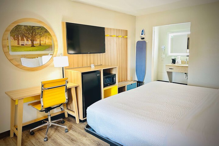 1 King Bed (11 of 13)