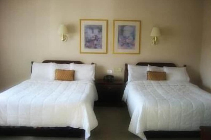 2 Queen Beds (6 of 13)
