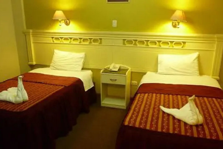 Room 6 of 9