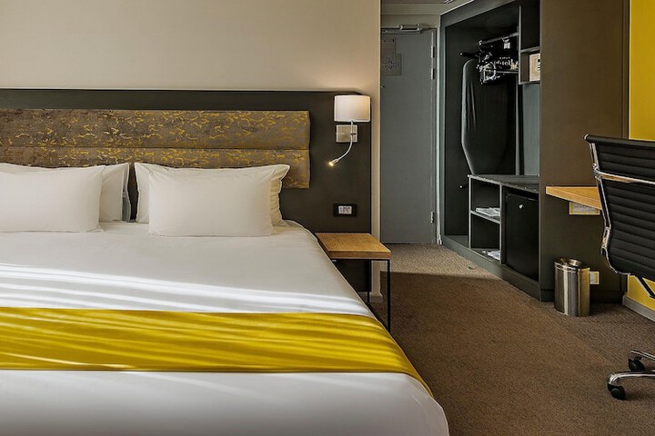 Room 5 of 76