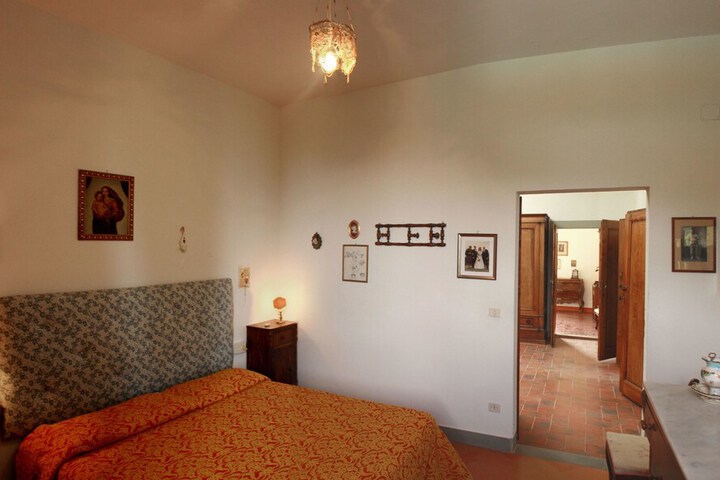 Room 7 of 32