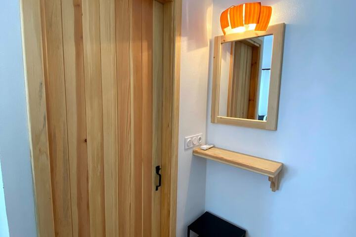 Room 4 of 83