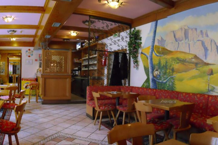 Lounge 53 of 72