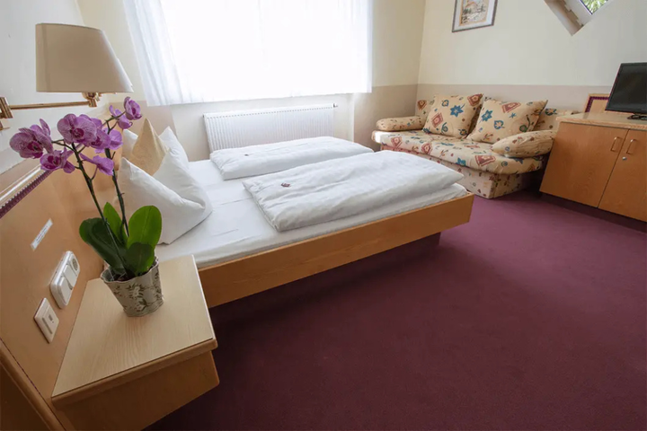 Room 4 of 7