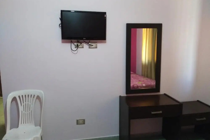 Room 4 of 8