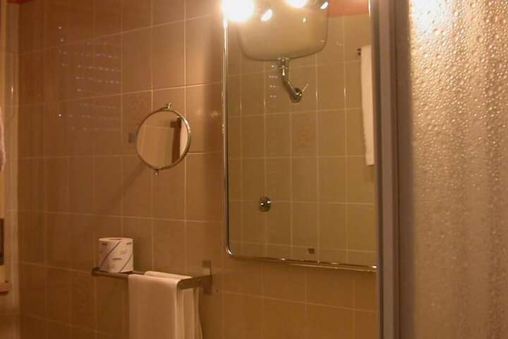 Room 32 of 65